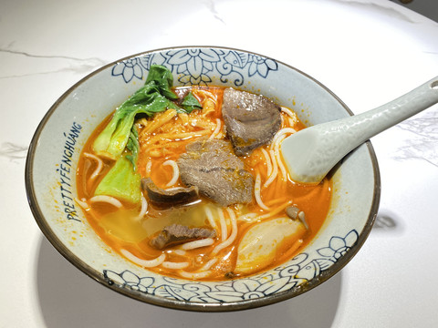 苗家酸湯牛肉粉