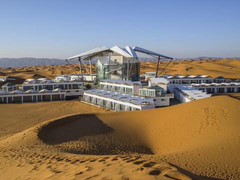日出时分的腾格里沙漠星星酒店