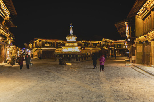 香格里拉独克宗古城夜景佛塔