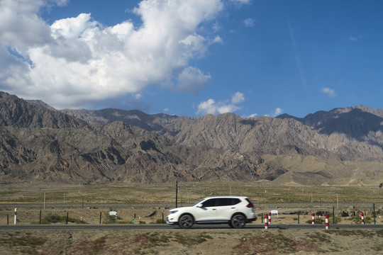 汽车行驶在新疆戈壁滩