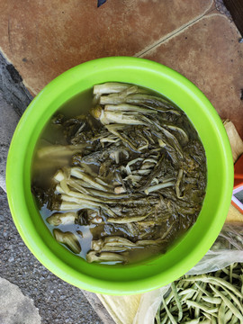 一大盆水酸菜