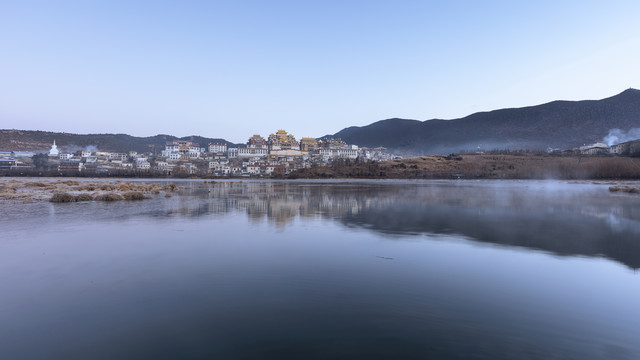 香格里拉噶丹松赞林寺自然景观