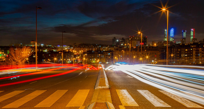 都市夜景与城市霓虹灯