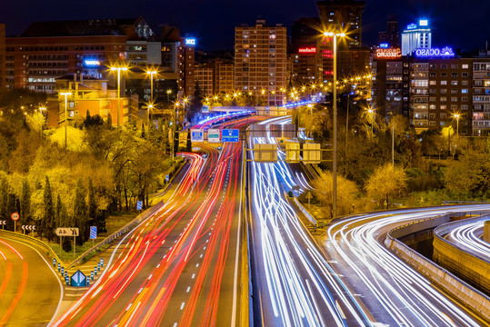 都市夜景与城市霓虹灯