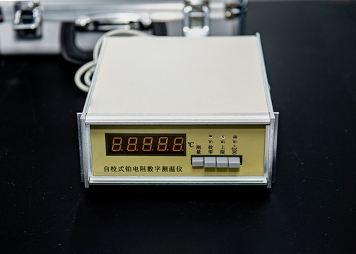自校式铂电阻数字测温仪