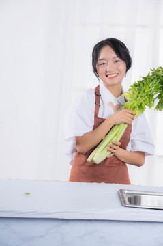 女主在厨房手拿芹菜摆拍