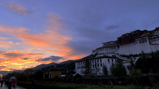 夕阳彩霞布达拉宫