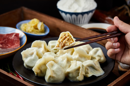 酸菜肉饺子