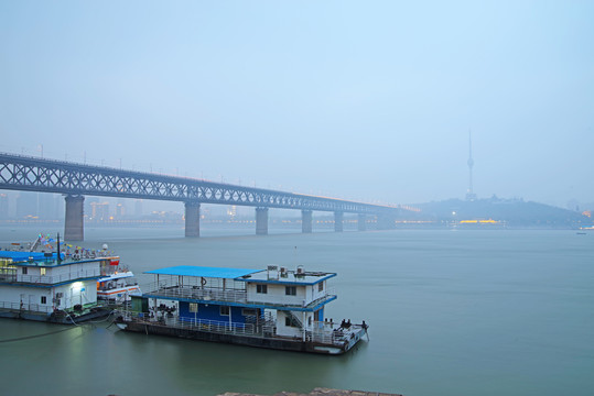 湖北武汉长江大桥建筑风光