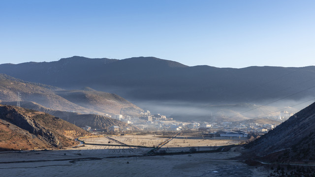 香格里拉清晨晨雾阳光藏民居自然
