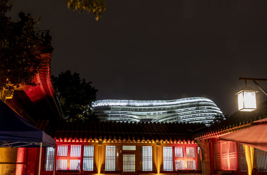 北京智化寺与银河SOHO夜景