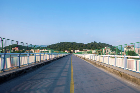 金鸡大桥桥面道路