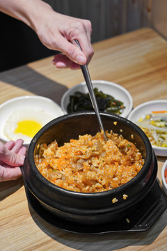 韩国料理石锅拌饭烤肉拌饭