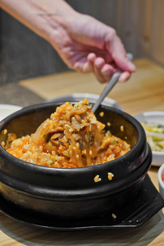 韩国料理石锅拌饭烤肉拌饭