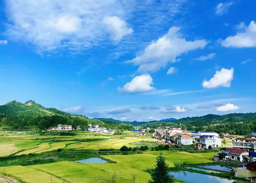 蓝天白云下的山村村庄