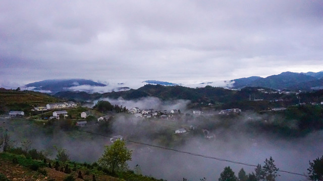 雨后山雾