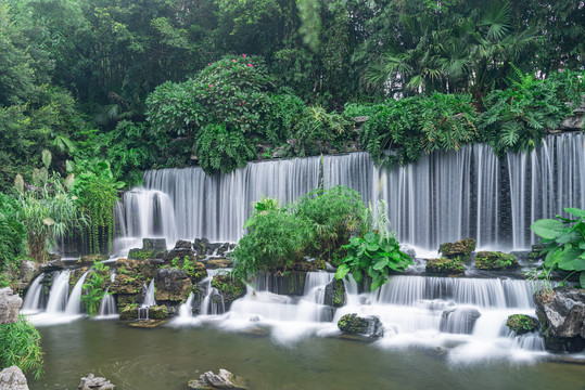 广州麓湖公园瀑布风景