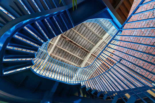 蓝色旋转楼梯