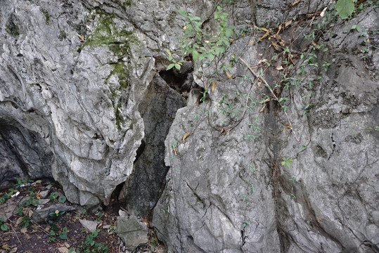 岩石山洞