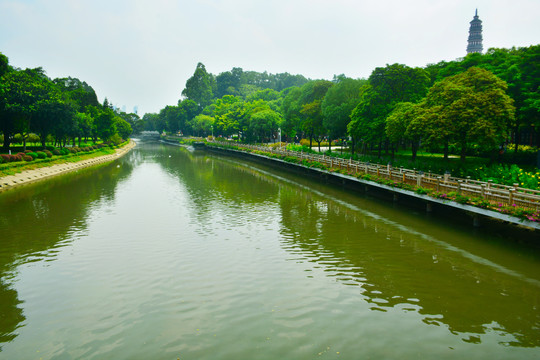 河流和青云塔