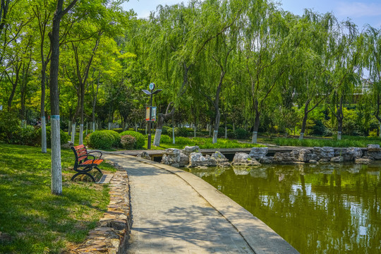 湖边观景步道