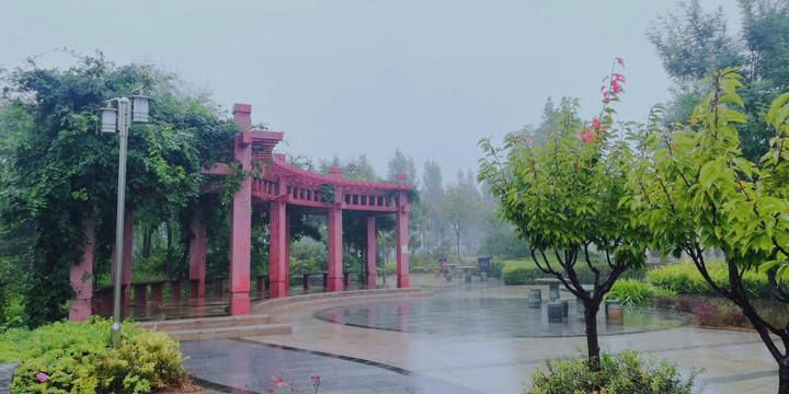 雨中即景小区休闲绿廊