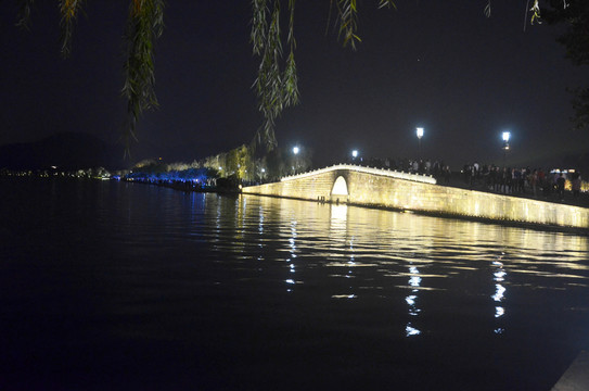 西湖断桥夜景