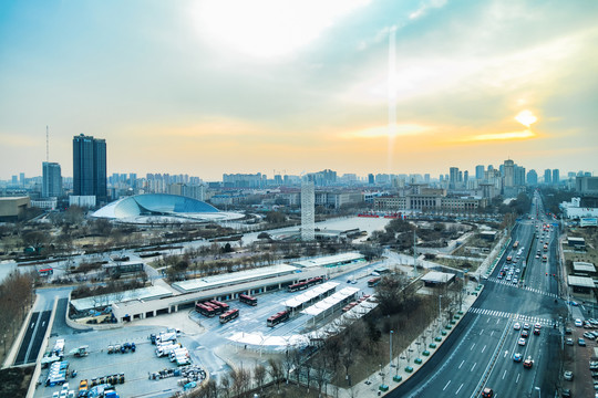 蓝天白云下的傍晚城市建筑