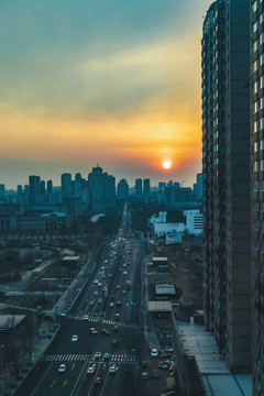 蓝天白云下的傍晚城市建筑