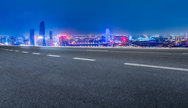 沥青地面和城市夜景