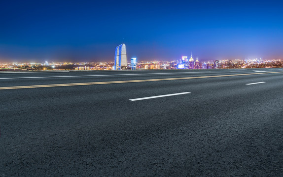 前进的道路和城市夜景