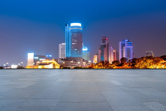 地砖地面和城市夜景