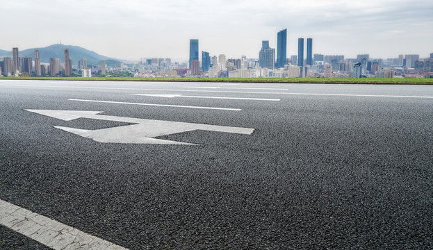 柏油马路天际线和现代建筑