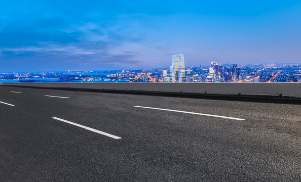 高速公路行车道和城市夜景