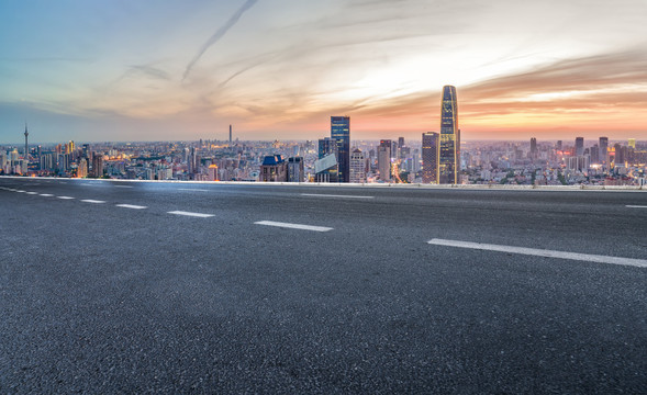 前进的道路和建筑景观