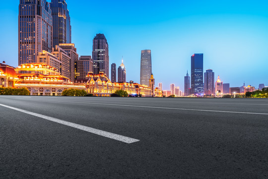 前进的道路和城市夜景