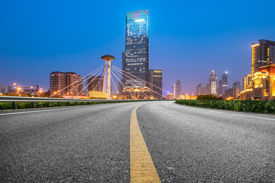 柏油马路和城市夜景