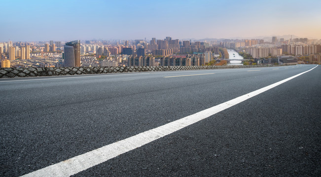 高速公路天际线和城市景观