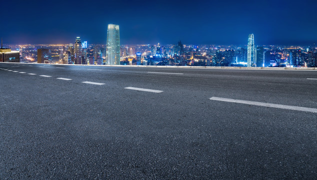 前进的道路和城市夜景