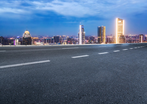 道路地面和金融区建筑