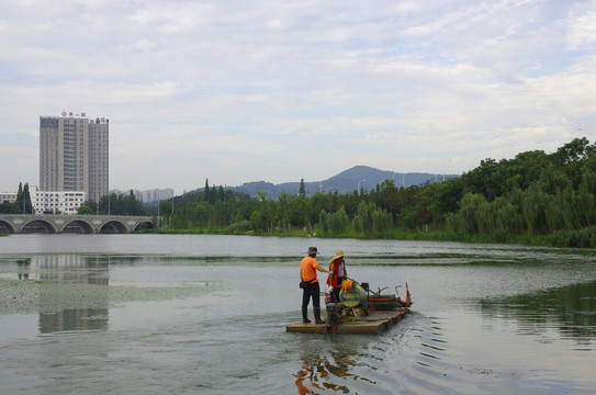 打捞河道污染物