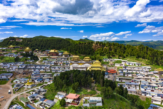 航拍甘肃甘南郎木寺