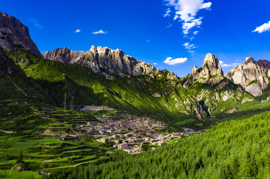 航拍甘肃甘南迭部县扎尕那景区