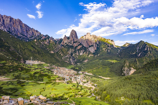 航拍甘肃甘南迭部县扎尕那景区