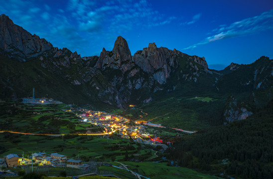 航拍甘肃甘南迭部县扎尕那景区