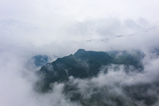 航拍重庆万州山间的云雾