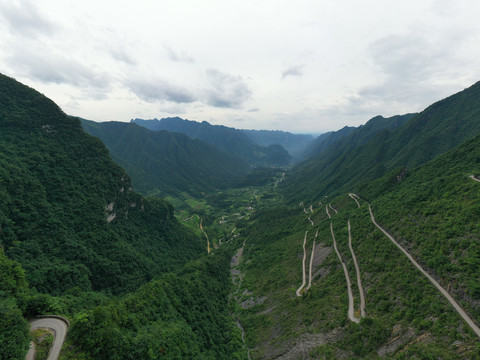 航拍湖北恩施挂壁公路