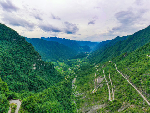 航拍湖北恩施挂壁公路