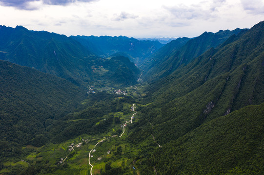 航拍湖北恩施挂壁公路