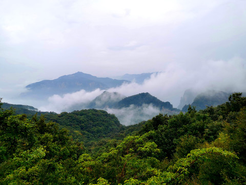 山间起雾